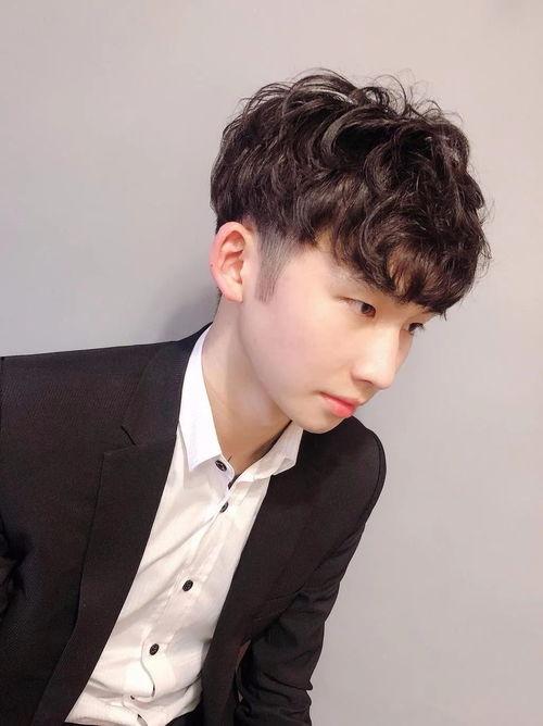 米加小镇网红男主发型,潮流发型引领时尚潮流