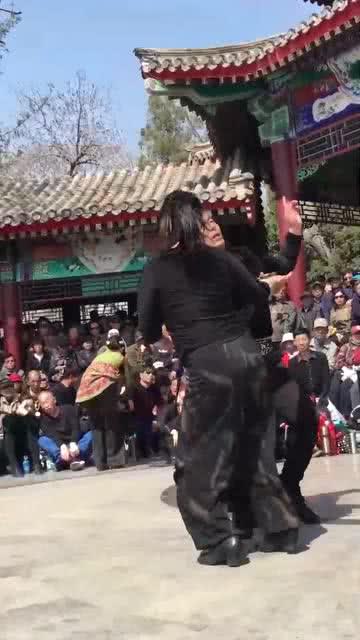 网红广场舞男安徽老师,网红风采引关注