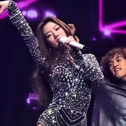 明星演唱会大尺度,揭秘明星演唱会大尺度瞬间