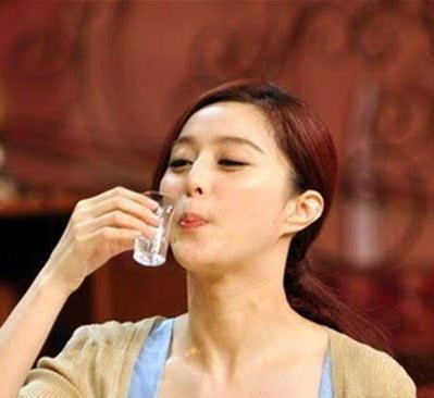 明星在雨中喝酒图片,星光璀璨的寂寞时刻